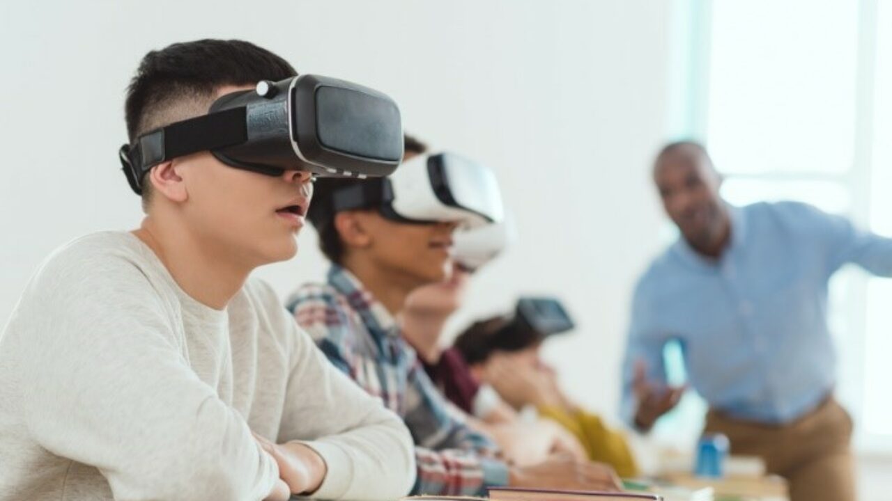 Difference between Virtual Reality and Augmented Reality | Newsd