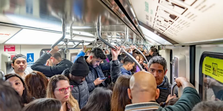 It’s not just you: time runs slower on a crowded subway or bus, according to science | Ruetir
